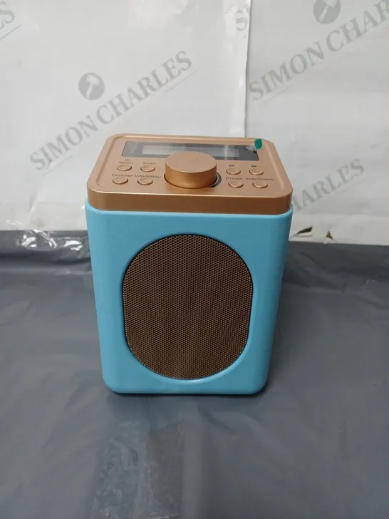 BOXED MAJORITY LITTLE SHELFORD PORTABLE RADIO WITH CARRY HANDLE