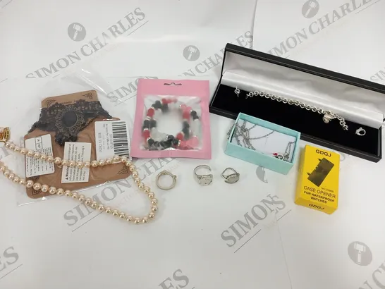 LARGE QUANTITY OF ASSORTED JEWELLERY AND ACCESSORIES 