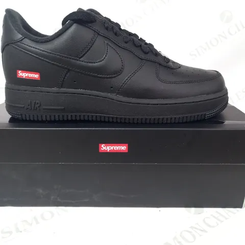 BOXED PAIR OF NIKE AIR FORCE 1 LOW SHOES IN BLACK UK SIZE 7