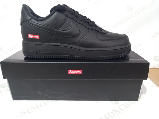 BOXED PAIR OF NIKE AIR FORCE 1 LOW SHOES IN BLACK UK SIZE 7