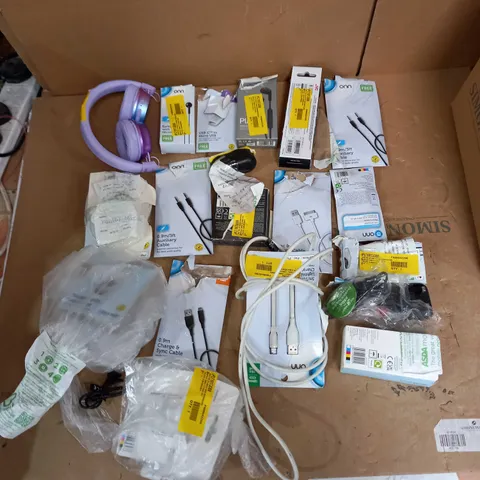 LOT OF APPROX 20 ASSORTED TECH ITEMS TO INCLUDE EARPHONES, CHARGING CABLES, ADAPTERS ETC