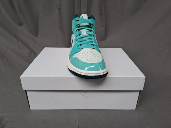 BOXED PAIR OF NIKE AIR JORDAN 1 MID SE SHOES IN AQUA/WHITE UK SIZE 6.5