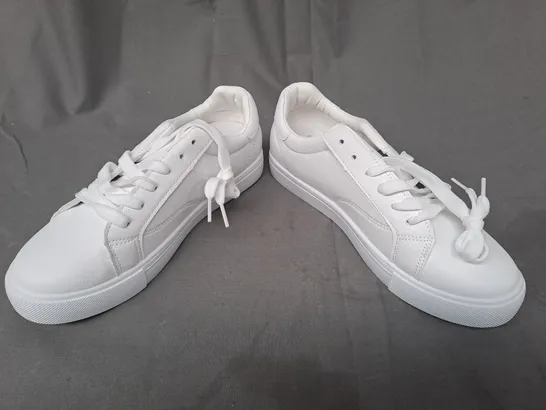 BOXED PAIR OF DESIGNER SHOES IN WHITE EU SIZE 39