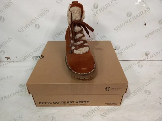 BOXED PAIR OF CLARKS ROSELEIGH SKY FAUX FUR LINED SUEDE BOOTS IN TAN UK SIZE 7