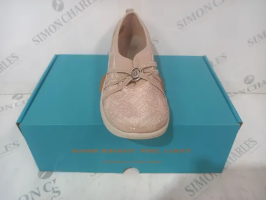 BOXED PAIR OF BZEES SHOES IN BEIGE SIZE 6