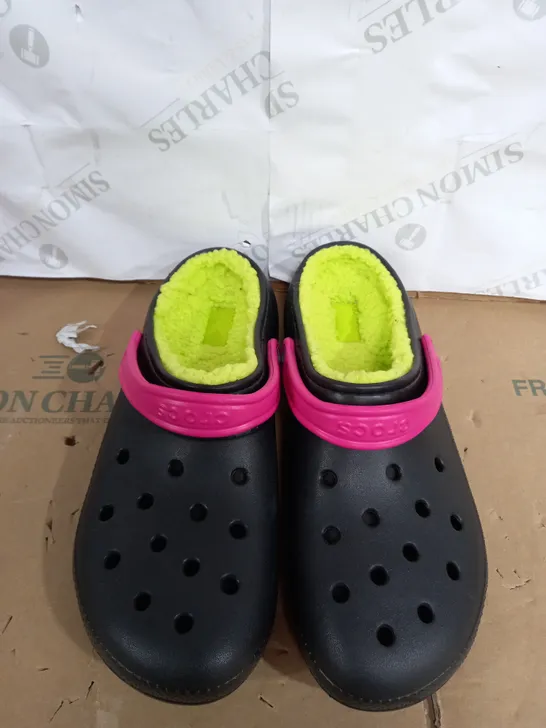 PAIR OF CROC CLASSIC LINED POP STRAP SIZE UNSPECIFIED