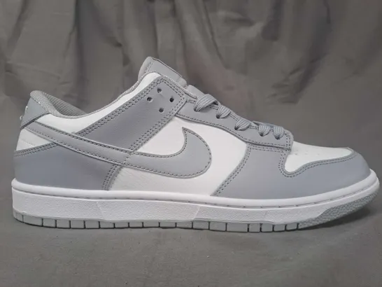 BOXED PAIR OF NIKE DUNK LOW SHOES IN GREY/WHITE UK SIZE 10