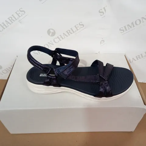 SKECHERS ON THE GO 600 STRAP SANDAL WITH MOLDED FOOTBED NAVY SIZE 6