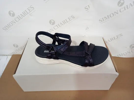SKECHERS ON THE GO 600 STRAP SANDAL WITH MOLDED FOOTBED NAVY SIZE 6