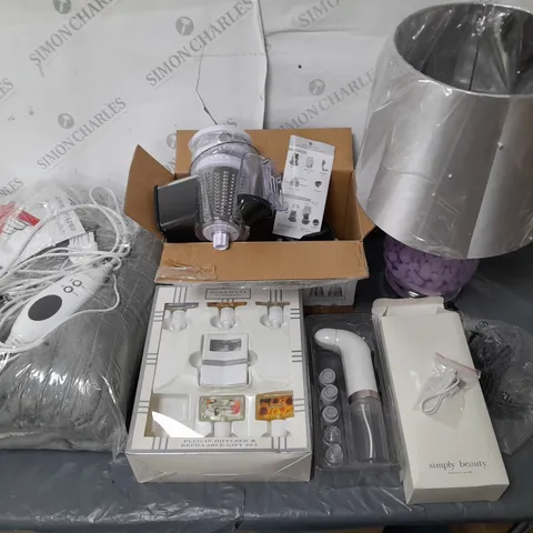 LOT OF APPROXIMATELY 15 ASSORTED ITEMS TO INCLUDE HEATED THROW, TABLE LAMP, DRUM GRATER AND AQUA FACIAL