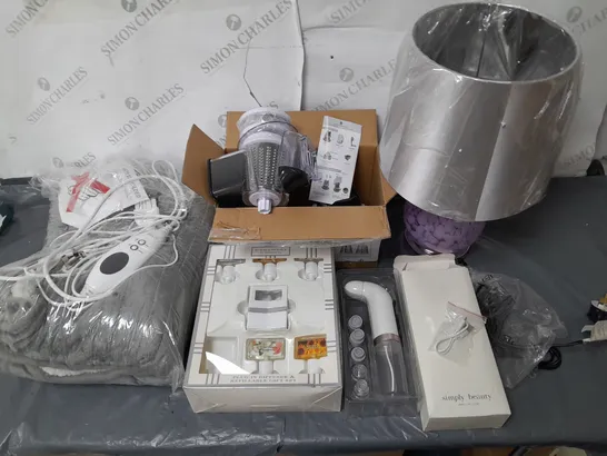 LOT OF APPROXIMATELY 15 ASSORTED ITEMS TO INCLUDE HEATED THROW, TABLE LAMP, DRUM GRATER AND AQUA FACIAL