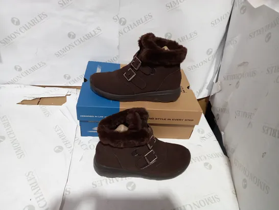 BOXED PAIR OF SKECHERS CHOCOLATE WINTER BOOTS - SIZE 5.5