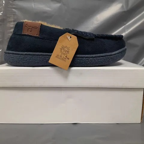 BOXED PAIR OF JO & JOE MINI KIDS SLIPPERS IN NAVY SIZE 12