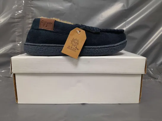 BOXED PAIR OF JO & JOE MINI KIDS SLIPPERS IN NAVY SIZE 12