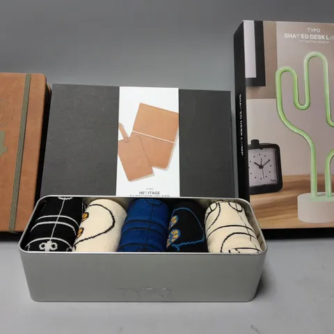 BOX OF APPROXIMATELY 15 ASSORTED ITEMS TO INCLUDE - TYPO SET OF 5 SOCKS - 2024 PLANNER - TYPO SHAPED DESK LAMP ECT
