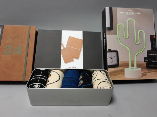 BOX OF APPROXIMATELY 15 ASSORTED ITEMS TO INCLUDE - TYPO SET OF 5 SOCKS - 2024 PLANNER - TYPO SHAPED DESK LAMP ECT