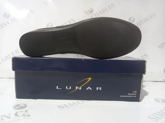 BOXED PAIR OF LUNAR SLIP-ON LOW WEDGE SHOES IN BLACK W. BOW DETAIL UK SIZE 8