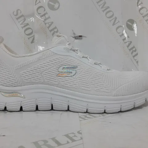 BOXED PAIR OF SKETCHERS BUNGEE TRAINERS IN WHITE SIZE 6