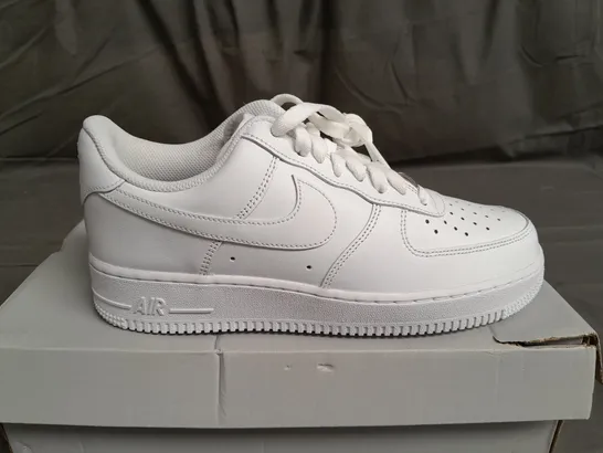 BOXED PAIR OF NIKE AIR FORCE 1 '07 WHITE TRIANERS SIZE UK 7