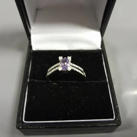 18CT WHITE GOLD RING SET WITH AN AMETHYST AND NATURAL DIAMONDS TO THE SPLIT SHANK