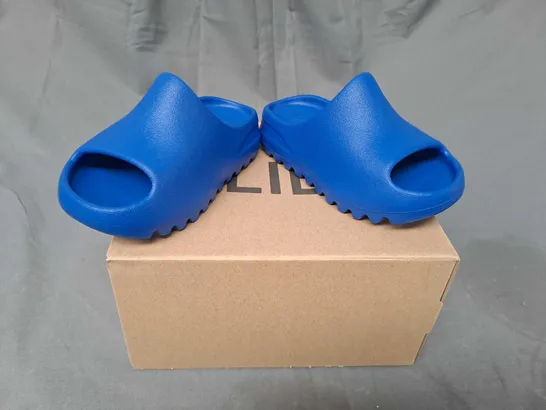 BOXED PAIR OF ADIDAS YEEZY KIDS SLIDES IN BLUE UK SIZE 11