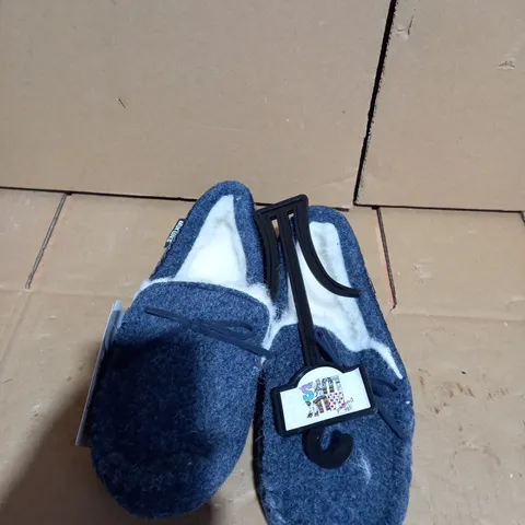 MUKLUKS FAUX SLIPPERS - SIZE 6