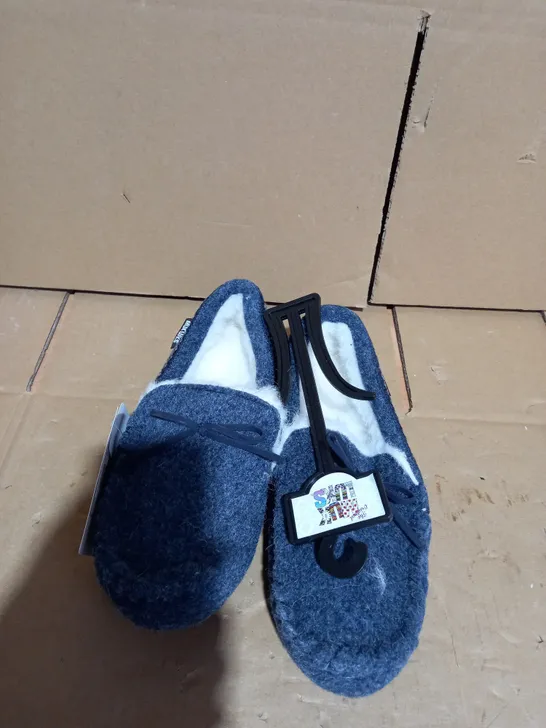 MUKLUKS FAUX SLIPPERS - SIZE 6