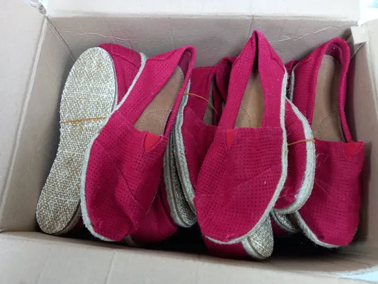 APPROXIMATELY 10 PAIR OF FLAT SLIPPERS LOAFERS IN RED TO INCLUDE SIZE 4