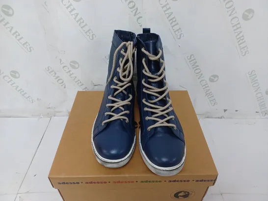 BOXED PAIR OF ADESSO BOOTS IN NAVY BLUE SIZE 6