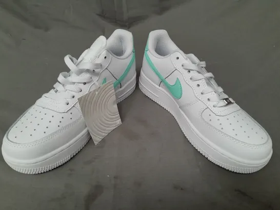 BOXED PAIR OF NIKE AIR FORCE 1 '07 SHOES IN WHITE/MINT GREEN UK SIZE 7