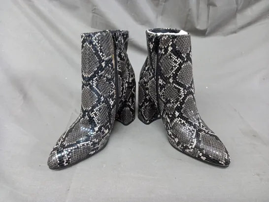 BOXED PAIR OF STEVE MADDEN ANKLE BOOTS IN GREY/OTHER SNAKE EU SIZE 36