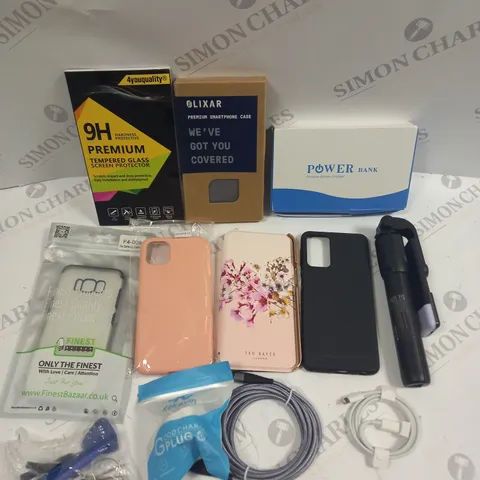 APPROXIMATELY 30 ASSORTED SMARTPHONE/TABLET ACCESSORIES TO INCLUDE CHARGING CABLES, PROTECTIVE CASES, POWER BANKS ETC 