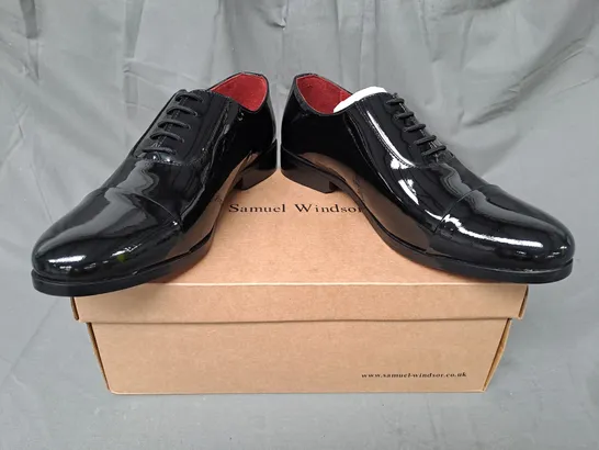 BOXED PAIR OF SAMUEL WINDSOR LACE UP SHOES IN GLOSSY BLACK UK SIZE 8.5