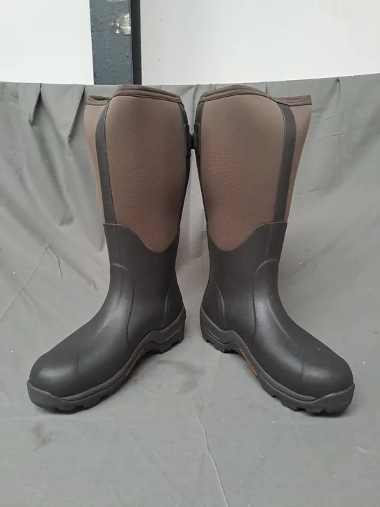 BOXED PAIR OF MUCK WETLAND XF HUNTING BOOTS IN BROWN UK SIZE 8