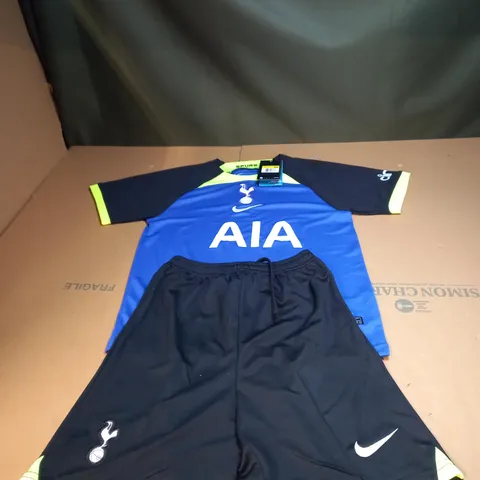 MENS TOTTENHAN HOTSPUR JERSEY AND SHORTS SIZE 26