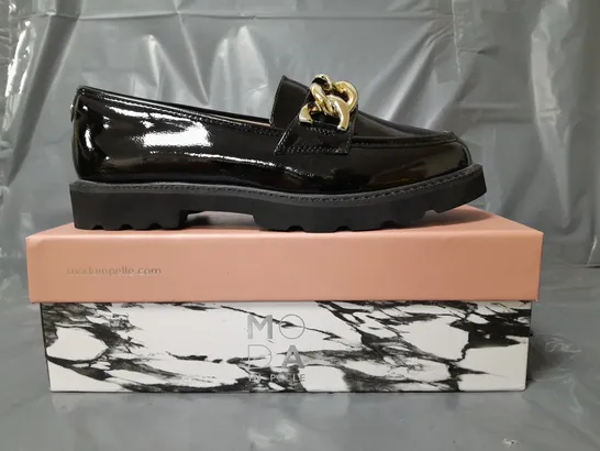 BOXED PAIR OF MODA IN PELLE CHUNKY LOAFERS IN BLACK W. GOLD EFFECT CHAIN SIZE 6