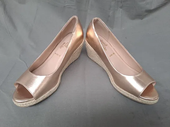 BOXED PAIR OF GOOD FOR THE SOLE PEEP TOE WEDGE SHOES IN METALLIC COPPER SIZE 7