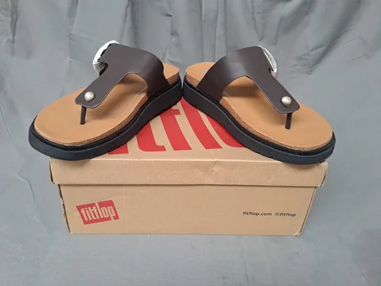 BOXED PAIR OF FITFLOP BUCKLE LEATHER TOE-POST SANDALS IN CHOCOLATE BROWN UK SIZE 7