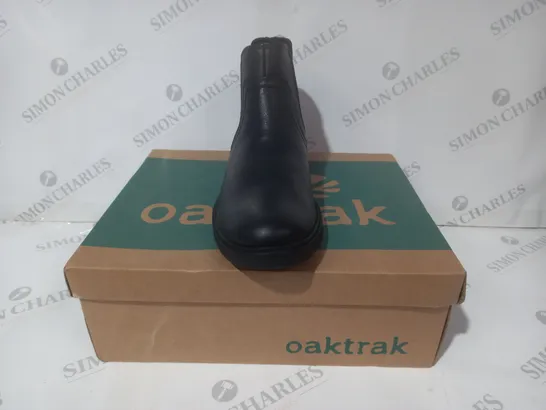 BOXED PAIR OF OAKTRAK ANKLE BOOTS IN BLACK UK SIZE 10