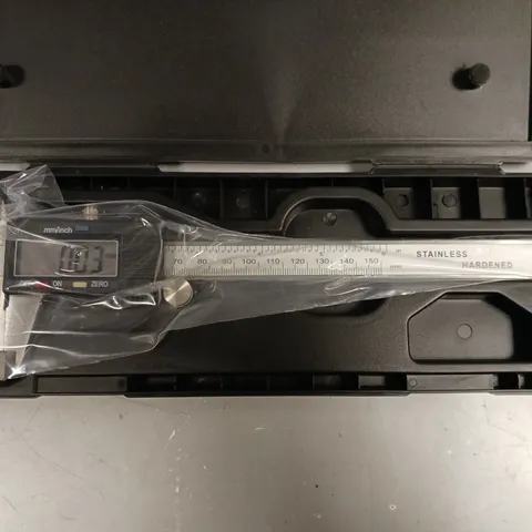 ELECTRONIC DIGITAL CALIPER WITH PROTECTIVE CASE 