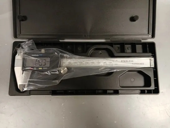 ELECTRONIC DIGITAL CALIPER WITH PROTECTIVE CASE 