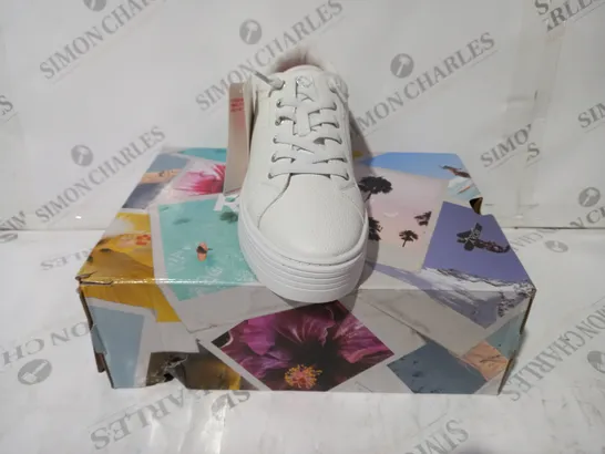 BOXED PAIR OF ROXY SHEILAHH 2.0 SHOES IN WHITE UK SIZE 6