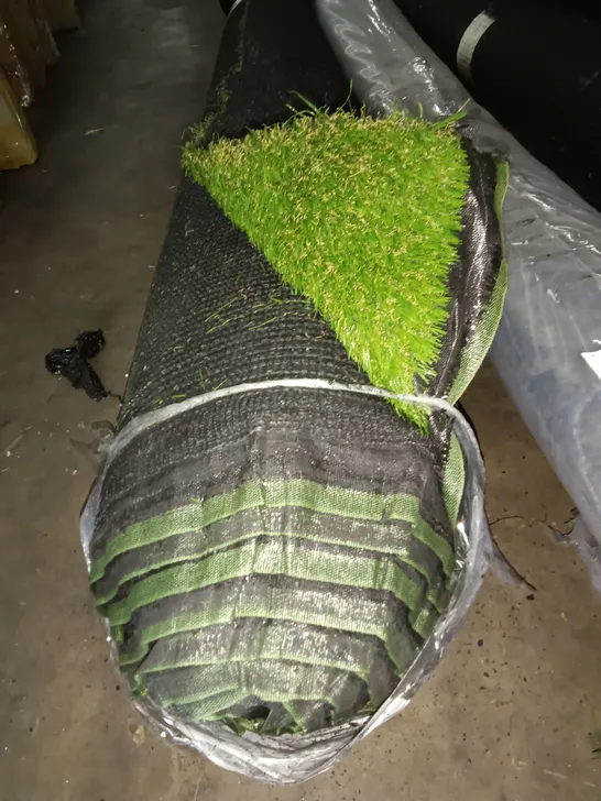 ROLL OF ARTIFICIAL GRASS - 4 X 6M