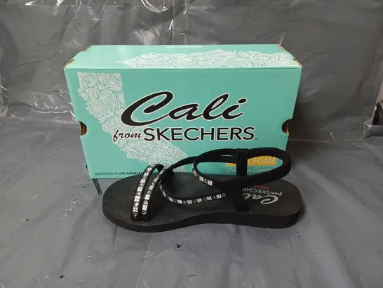 BOXED PAIR OF YOGA FOAM CALI SKECHERS SANDALS UK SIZE 6