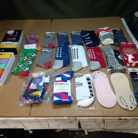 LOT OF APPROX. 30 ASSORTED PAIRS OF SOCKS