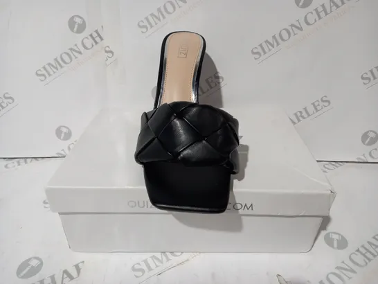 BOXED PAIR OF QUIZ OPEN TOE HIGH HEEL SANDALS IN BLACK SIZE 7