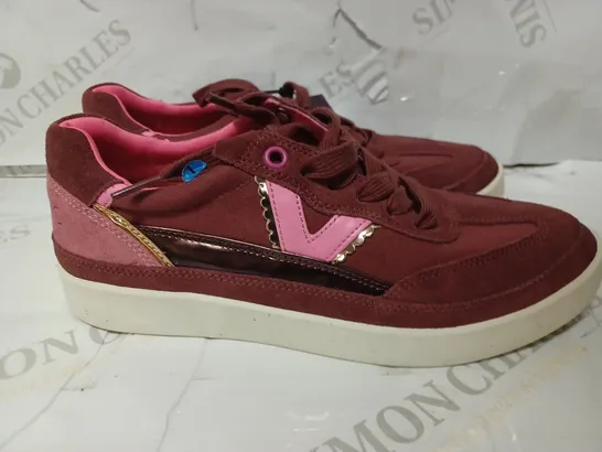 PAIR OF VIONIC LACE-UP TRAINERS IN MAROON - SIZE 7.5