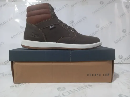 BOXED PAIR OF BASS ANKLE BOOTS IN BROWN/TAN UK SIZE 9