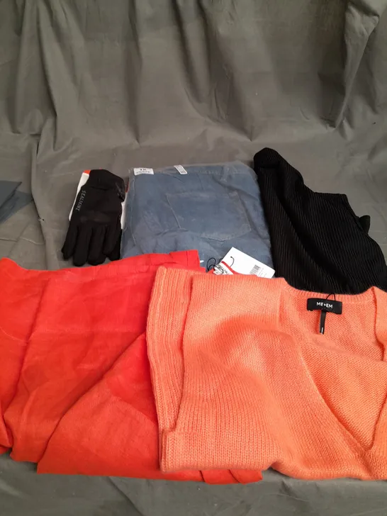 BOX OF APPROXIMATELY 20 ASSORTED CLOTHING ITEMS TO INCLUDE - DRESS , GLOVES , TROUSERS ETC