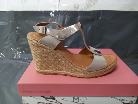 BOXED MODA IN PELLE PARRIS STONE T BAR METAL DETAIL WEDGE - SIZE 7